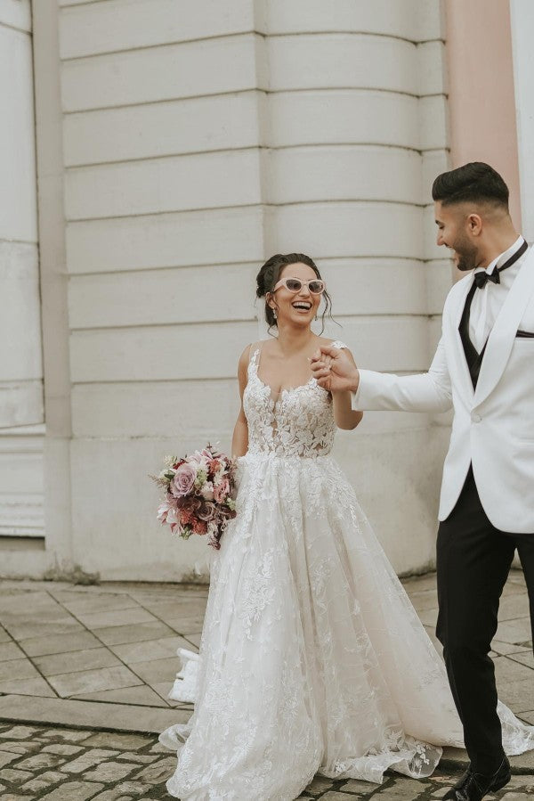 Backless Straps Sleeveless Lace Wedding Dress Appliques A-Line Chapel Train