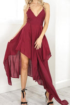 Abito da festa bordeaux con scollo a V e spalline, modello asimmetrico per serate di gala
