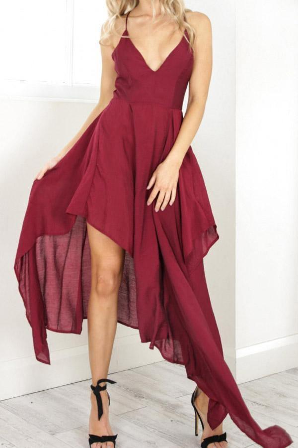 Abito da festa bordeaux con scollo a V e spalline, modello asimmetrico per serate di gala