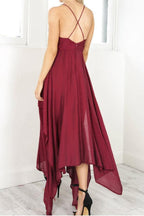 Abito da festa bordeaux con scollo a V e spalline, modello asimmetrico per serate di gala
