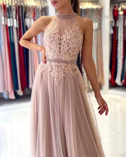 Atemberaubendes langes, formelles A-Linien-Ballkleid aus Tüll mit hohem Halsausschnitt und Spitzenapplikationen
