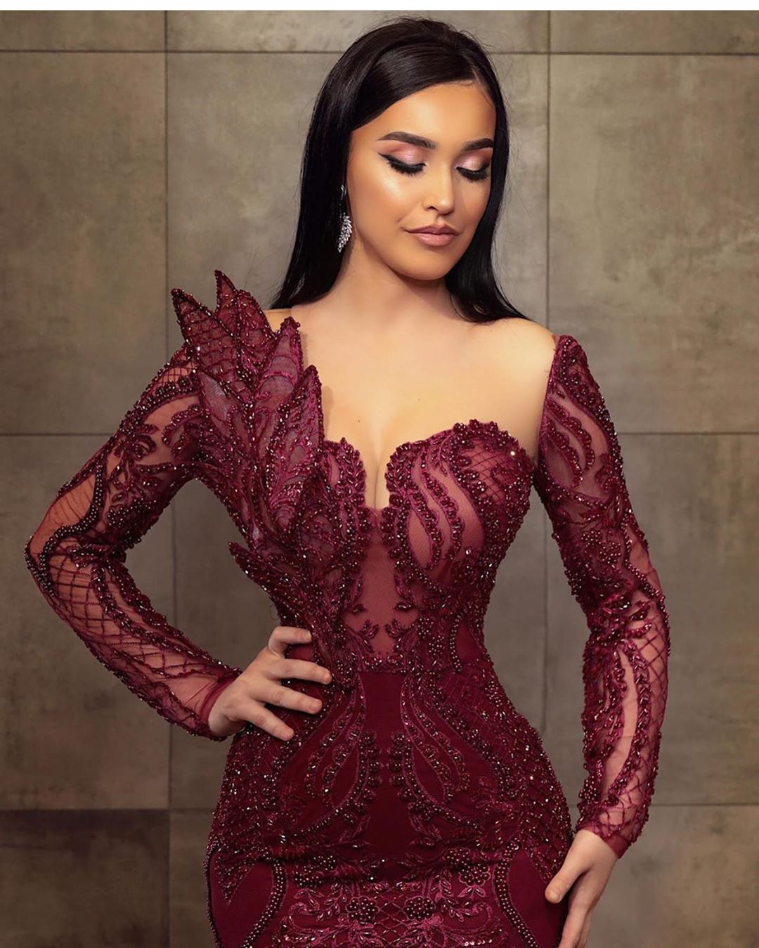 Impresionantes vestidos de noche formales de tul con encaje y escote corazón de sirena color burdeos