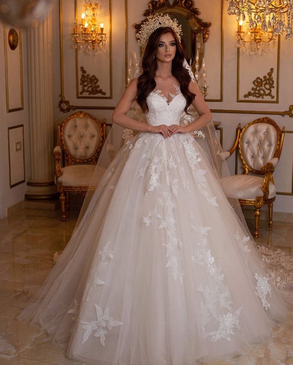 Impresionante vestido de novia largo de tul con corte en A y apliques de encaje