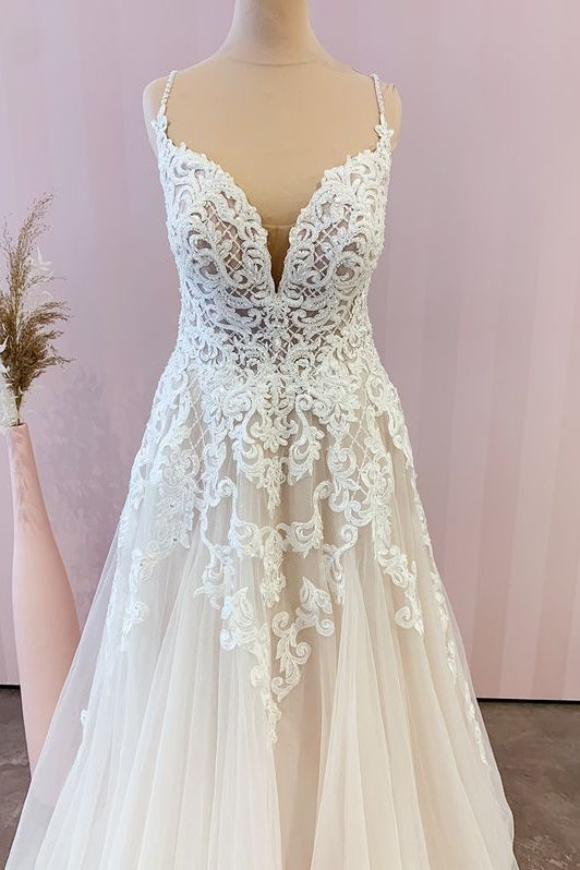 Abito da sposa lungo a linea ad A con spalline sottili, applicazioni in pizzo e tulle