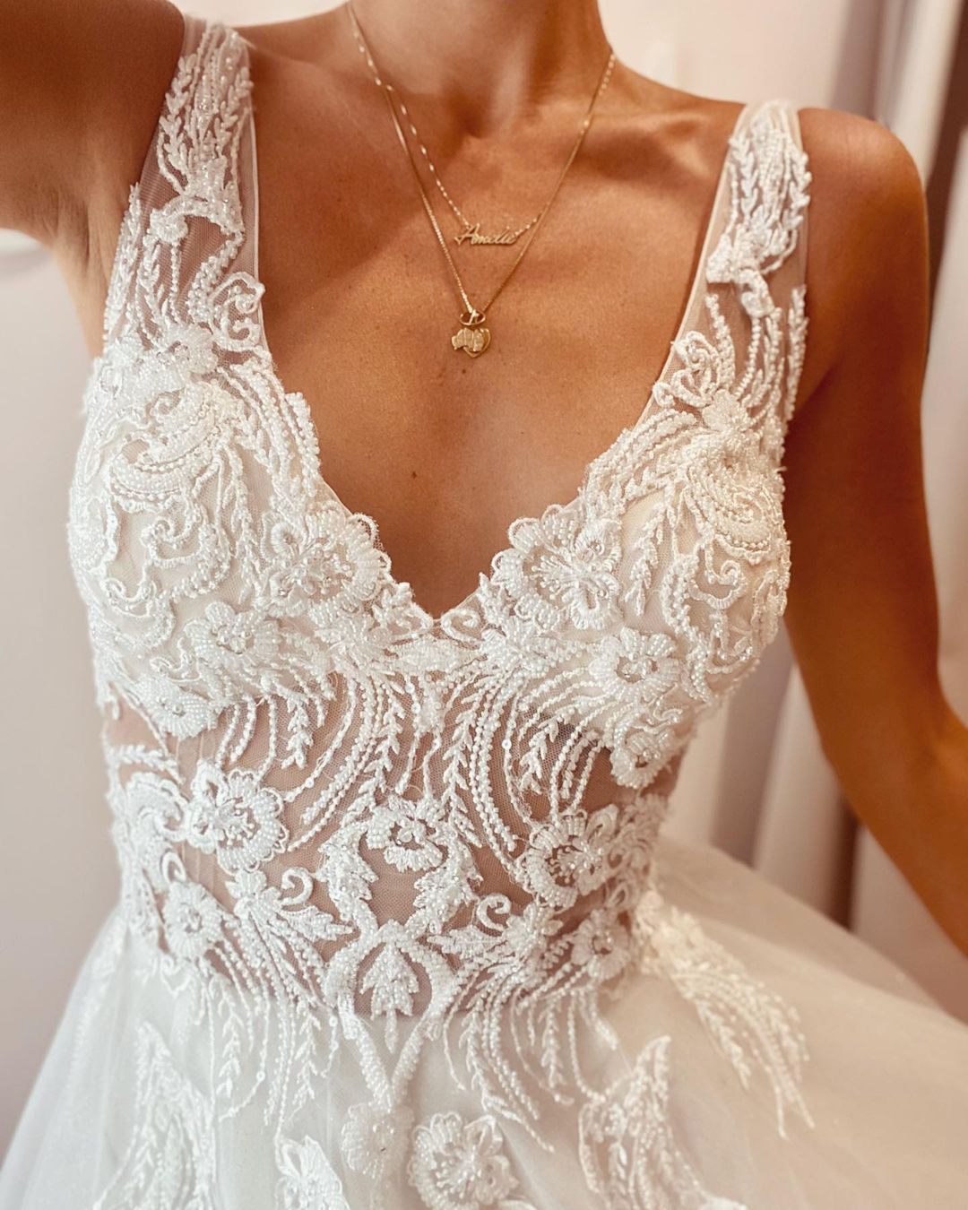 Abito da sposa lungo a linea ad A con scollo a V e schiena scoperta, decorato con pizzi applicati