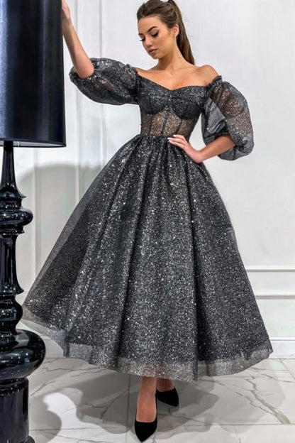 Impresionante vestido de fiesta gris largo de corte A con hombros descubiertos, lentejuelas y mangas cortas.