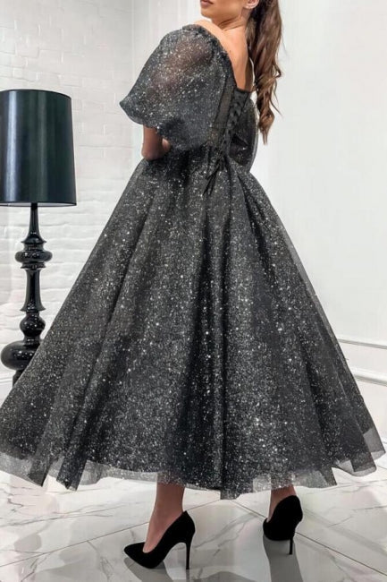 Impresionante vestido de fiesta gris largo de corte A con hombros descubiertos, lentejuelas y mangas cortas.