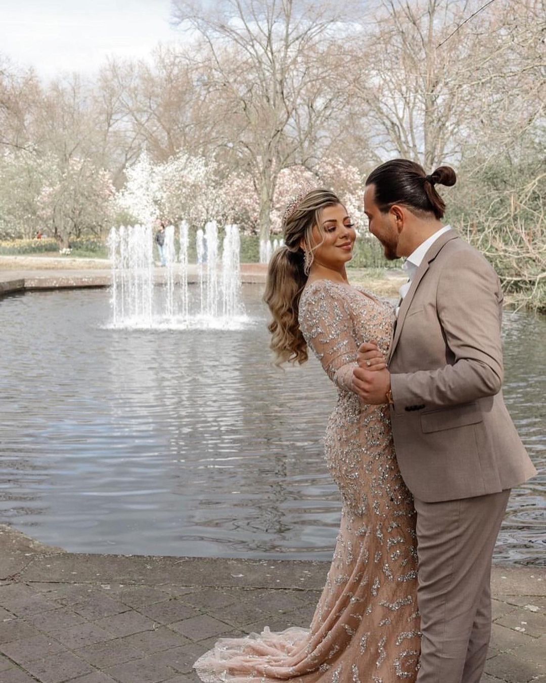 Abito da sposa lungo a sirena con scollo a V, pizzo davanti, spacco e maniche