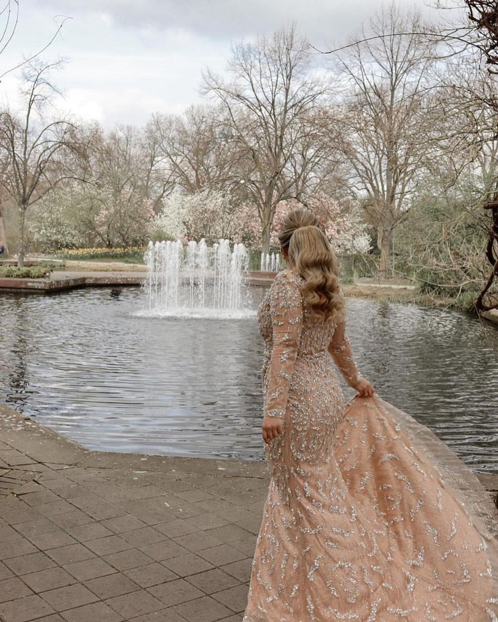 Atemberaubendes langes Meerjungfrau-Brautkleid mit V-Ausschnitt, Spitzenvorderseite und Schlitz