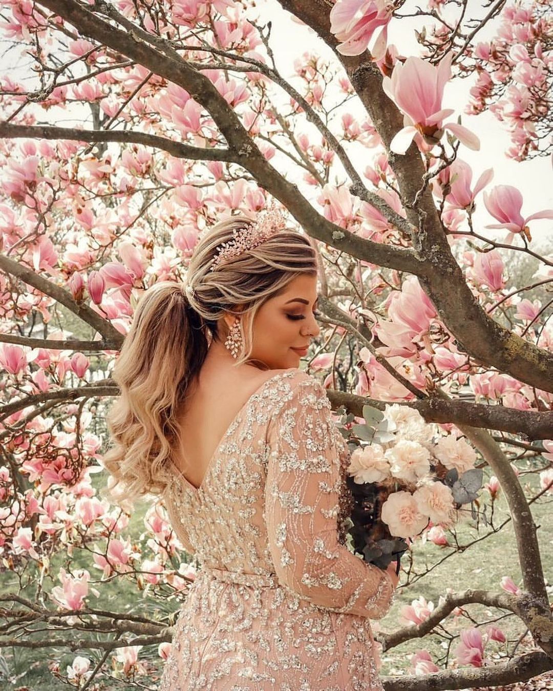 Abito da sposa lungo a sirena con scollo a V, pizzo davanti, spacco e maniche