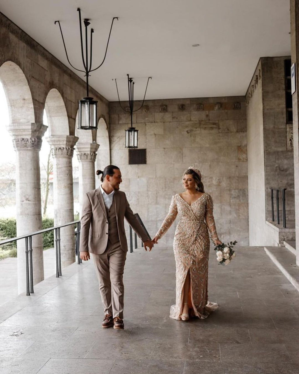 Atemberaubendes langes Meerjungfrau-Brautkleid mit V-Ausschnitt, Spitzenvorderseite und Schlitz