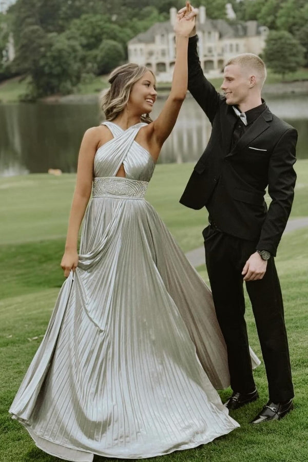 Deslumbrante Vestido de Baile Prateado Longo em Linha A com Alças ao Pescoço, Pregas e Brilhantes Sedutoras