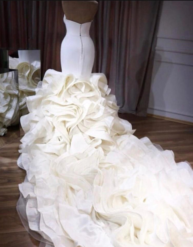 Atemberaubendes trägerloses Brautkleid im Meerjungfrau-Stil mit gestufter Organza-Paspelierung