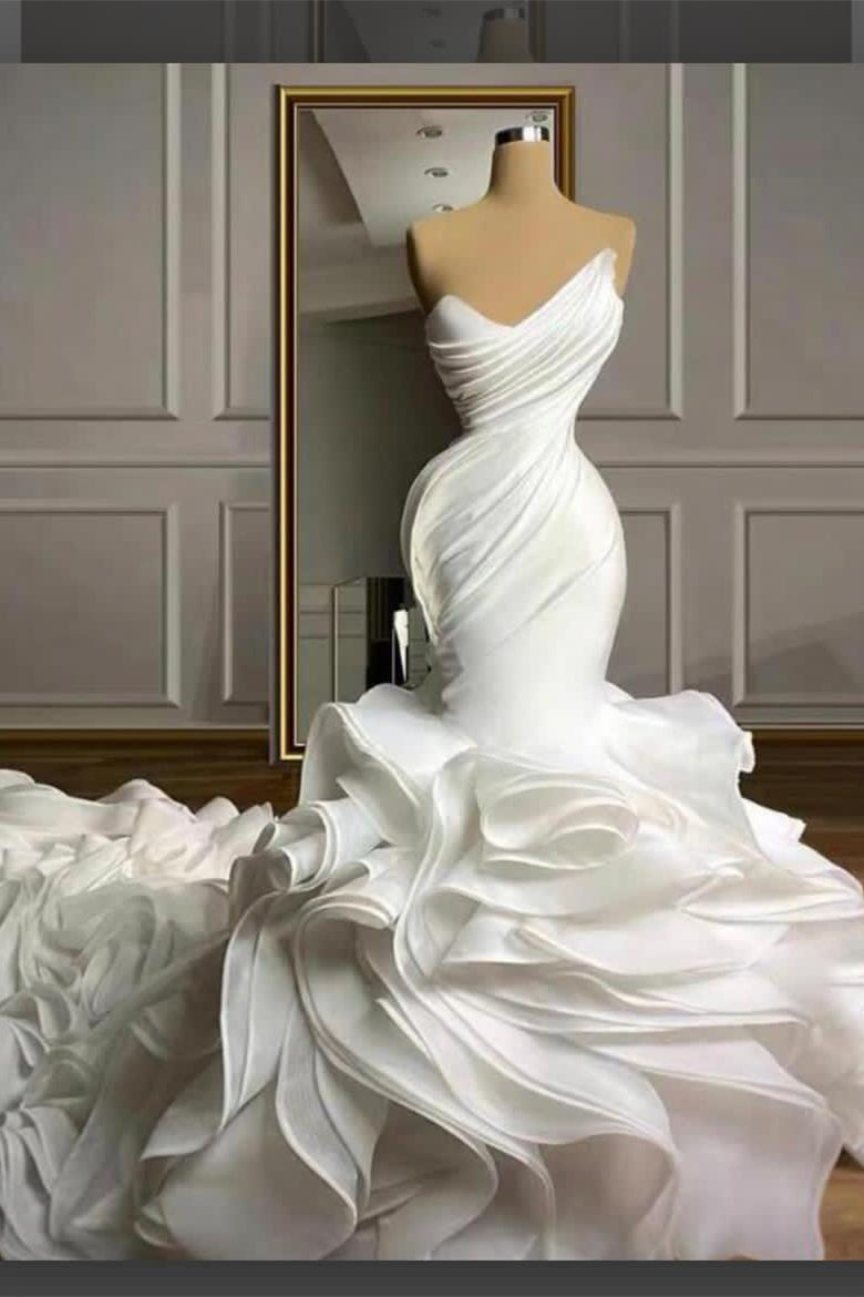 Atemberaubendes trägerloses Brautkleid im Meerjungfrau-Stil mit gestufter Organza-Paspelierung