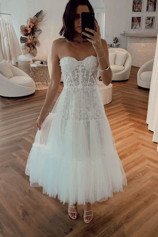 Superbe robe de mariée d'été courte en tulle sans bretelles