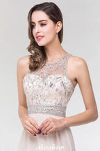 Elegante abito da damigella d'onore a linea ad A in chiffon e tulle, senza maniche, con scollo a barchetta e lunghezza fino al pavimento, decorato con perline