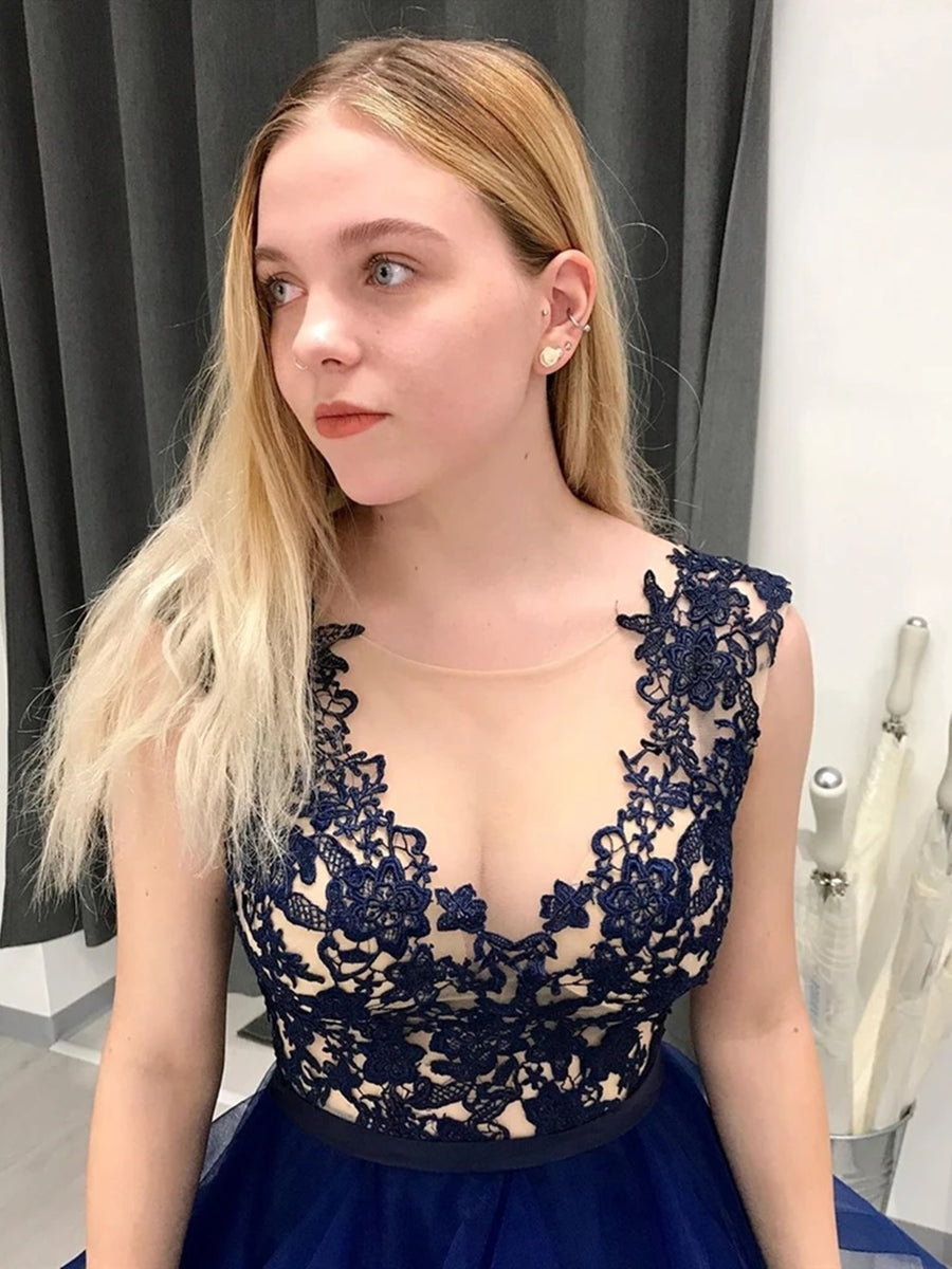 فساتين سهرة رسمية طويلة من التُل الناعم بتصميم على شكل حرف A وياقة على شكل V مع دانتيل أنيق