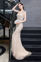 Robe de soirée sirène argentée moulante à perles, sans manches, col en V profond et élégante