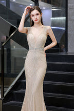 Robe de soirée sirène argentée moulante à perles, sans manches, col en V profond et élégante