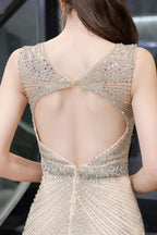 Robe de soirée sirène argentée moulante à perles, sans manches, col en V profond et élégante