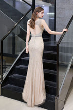 Robe de soirée sirène argentée moulante à perles, sans manches, col en V profond et élégante