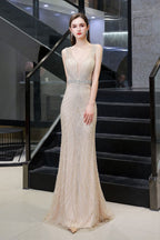 Robe de soirée sirène argentée moulante à perles, sans manches, col en V profond et élégante