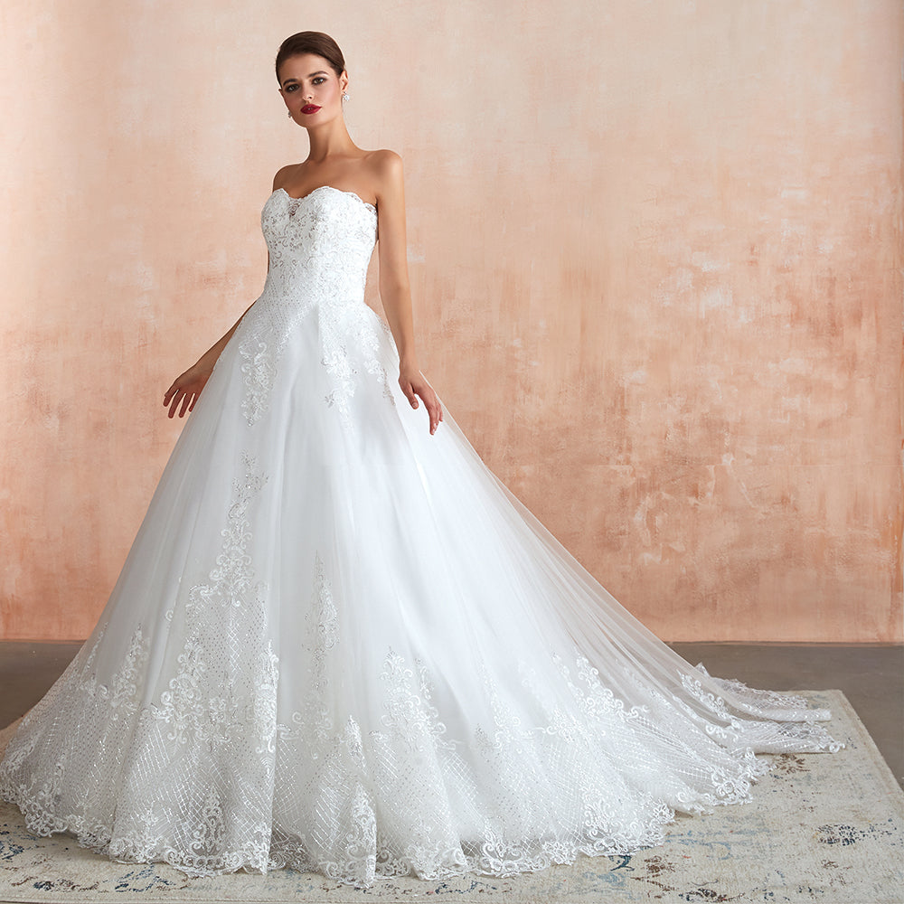 Elegante abito da sposa lungo a linea ad A senza spalline con applicazioni in tulle