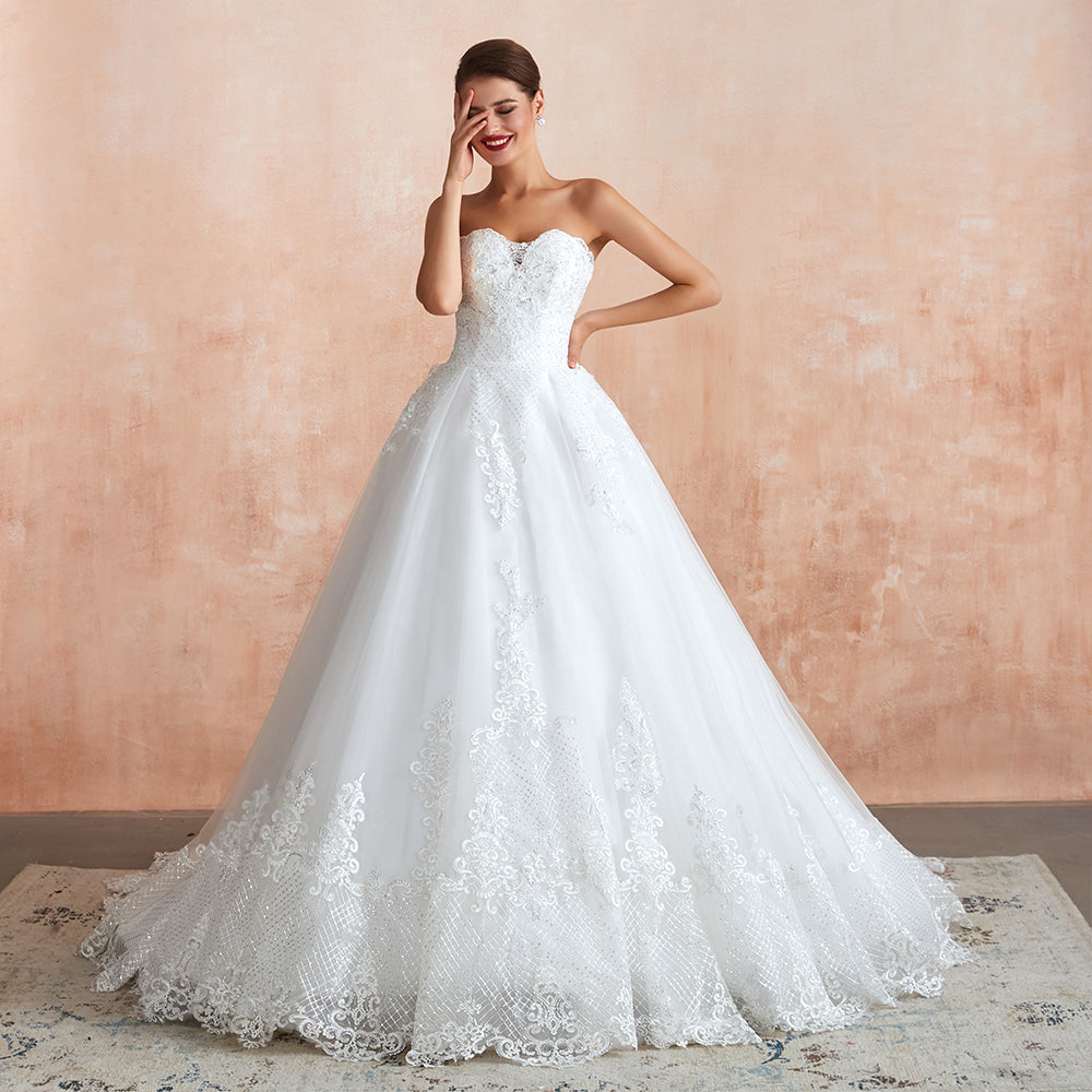 Elegante abito da sposa lungo a linea ad A senza spalline con applicazioni in tulle