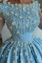 Elegante abito lungo a linea ad A color azzurro cielo in raso con strass e maniche lunghe