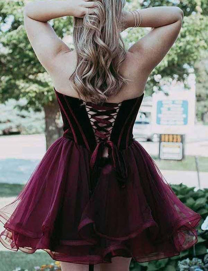 Elegante vestido de fiesta corto de tul con escote en A y cordones en forma de corazón