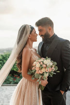 Elegante vestido de fiesta de noche sin mangas con escote en V, corte A, espalda descubierta y apliques de encaje.