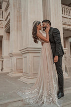 Elegante vestido de fiesta de noche sin mangas con escote en V, corte A, espalda descubierta y apliques de encaje.