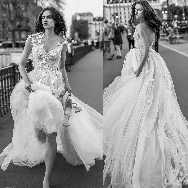 Vestidos de novia de tul color marfil con escote en V, espalda abierta y apliques