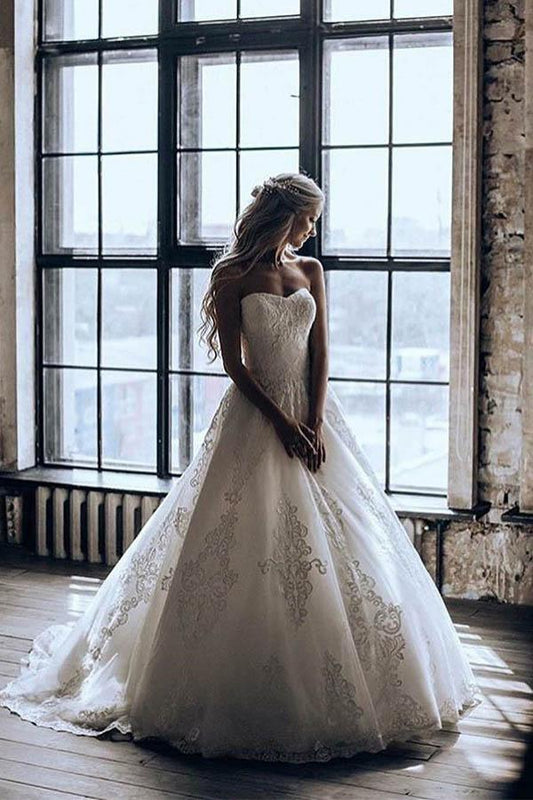 Ballkleid mit Herzausschnitt und Schleppe, Tüll-Brautkleid mit Applikationen