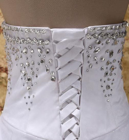 Ballkleid mit Herzausschnitt und Watteau-Schleppe, Brautkleid mit Applikationen und Perlen