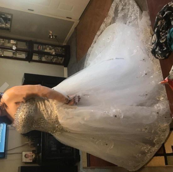 Ballkleid mit Herzausschnitt und Watteau-Schleppe, Brautkleid mit Applikationen und Perlen