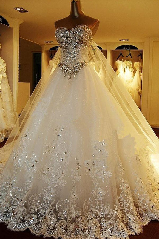 Ballkleid mit Herzausschnitt und Watteau-Schleppe, Brautkleid mit Applikationen und Perlen