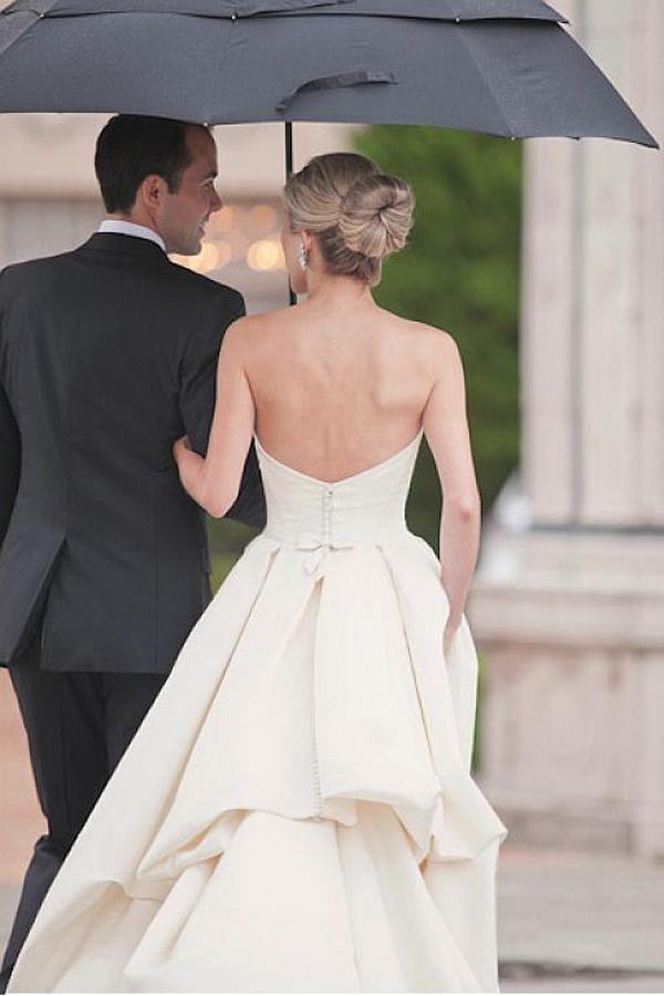 Elfenbeinfarbenes Satin-Brautkleid mit Herzausschnitt und Hofschleppe und Rüschen