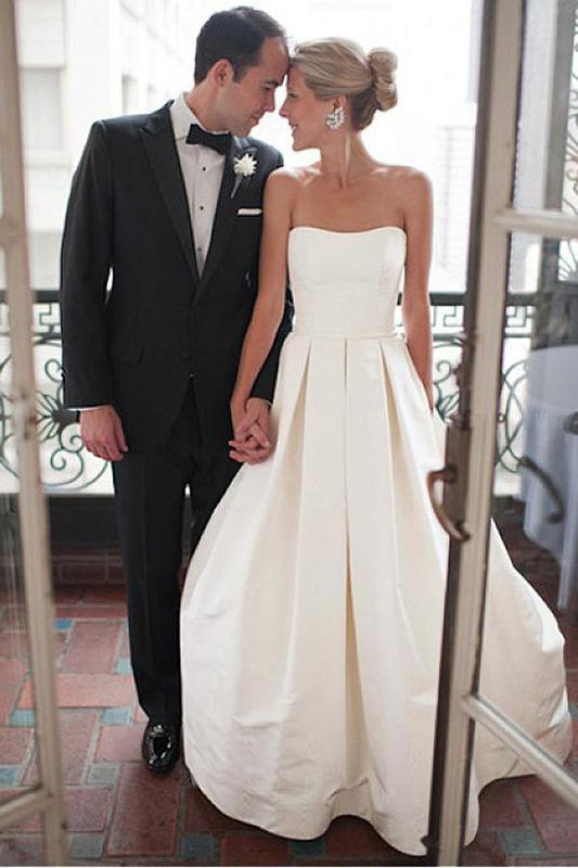 Elfenbeinfarbenes Satin-Brautkleid mit Herzausschnitt und Hofschleppe und Rüschen