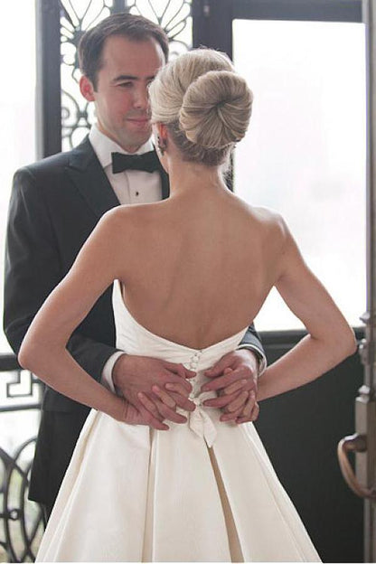 Elfenbeinfarbenes Satin-Brautkleid mit Herzausschnitt und Hofschleppe und Rüschen