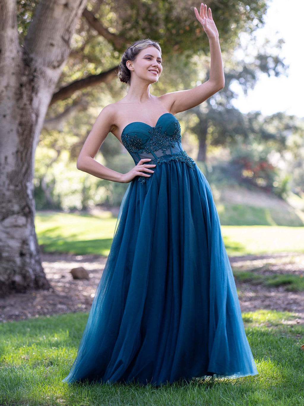 Abito da sera lungo in tulle con corsetto e pizzo