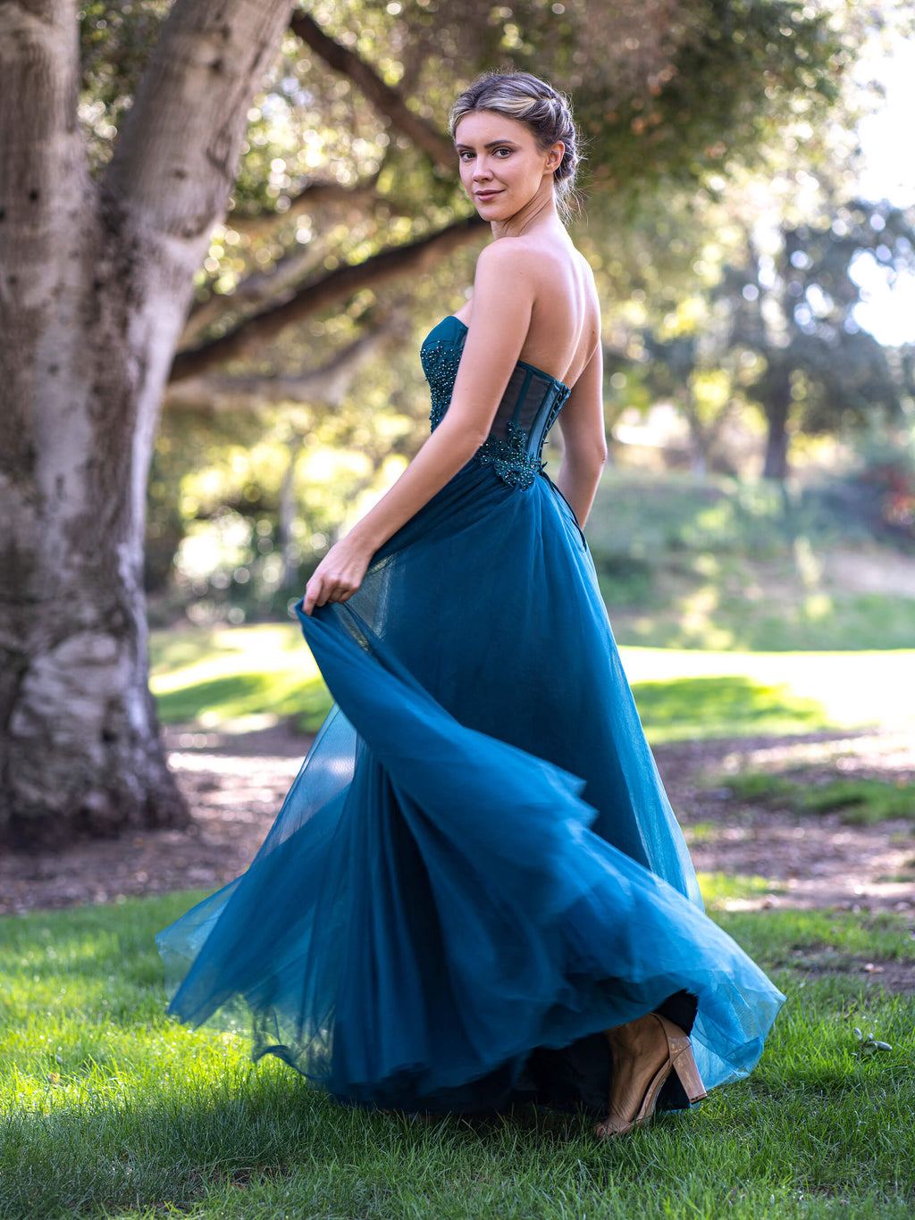 Abito da sera lungo in tulle con corsetto e pizzo