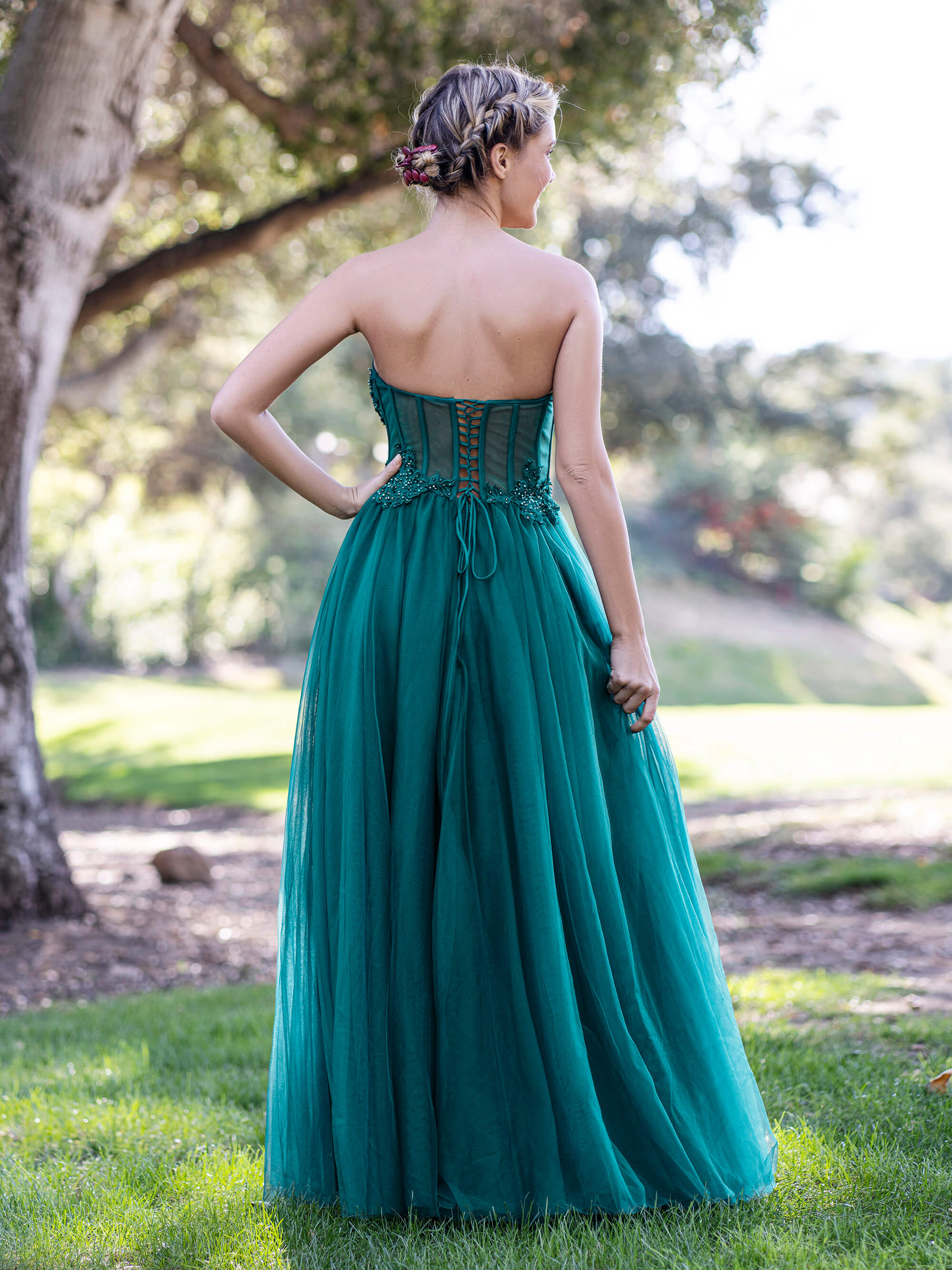 Abito da sera lungo in tulle con corsetto e pizzo