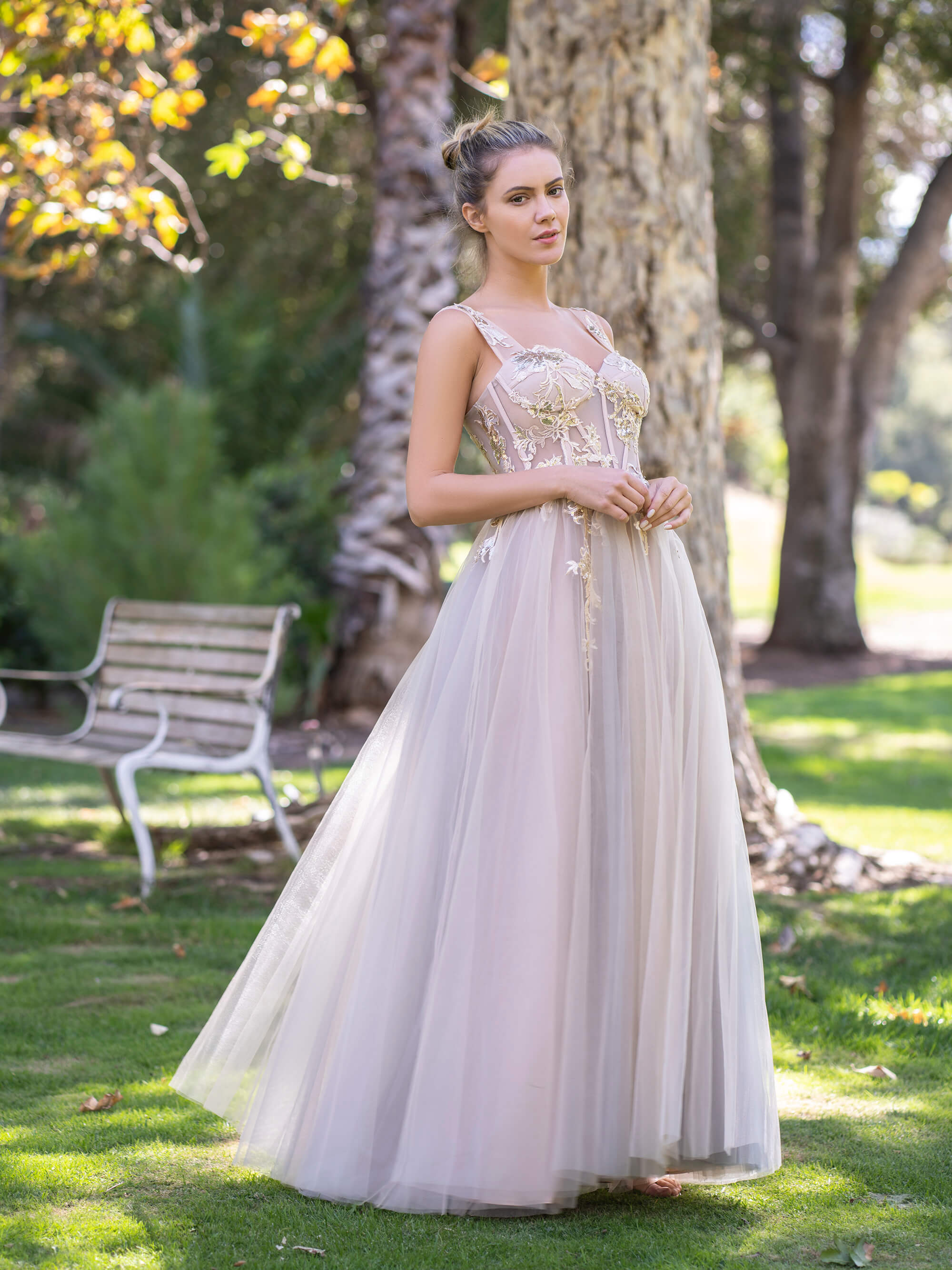 Robe de bal longue en tulle avec corset en dentelle et appliques au sol