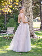 Robe de bal longue en tulle avec corset en dentelle et appliques au sol