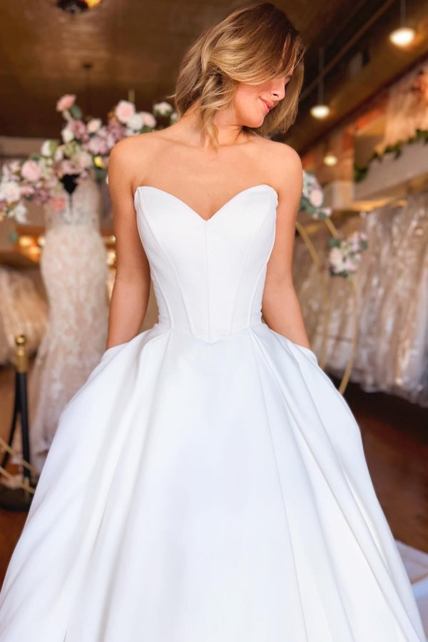 Abito da sposa lungo bianco in raso a linea ad A senza spalline con scollo a cuore e tasche