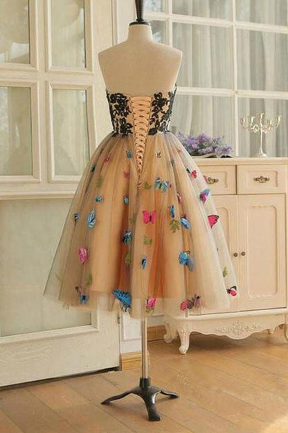 Vestidos de fiesta cortos con escote corazón y corte A y mariposas