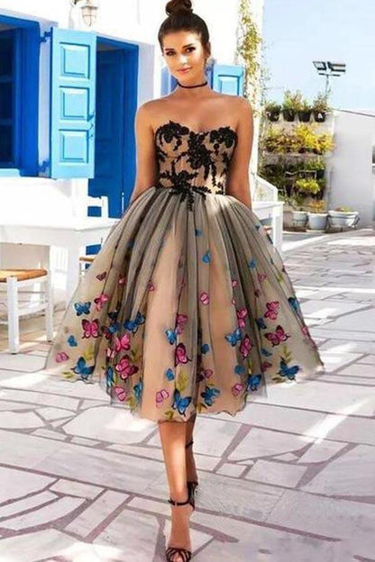 Vestidos de fiesta cortos con escote corazón y corte A y mariposas