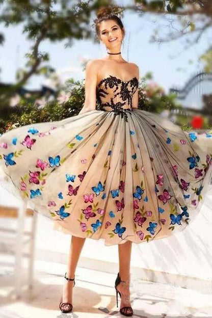 Vestidos de fiesta cortos con escote corazón y corte A y mariposas