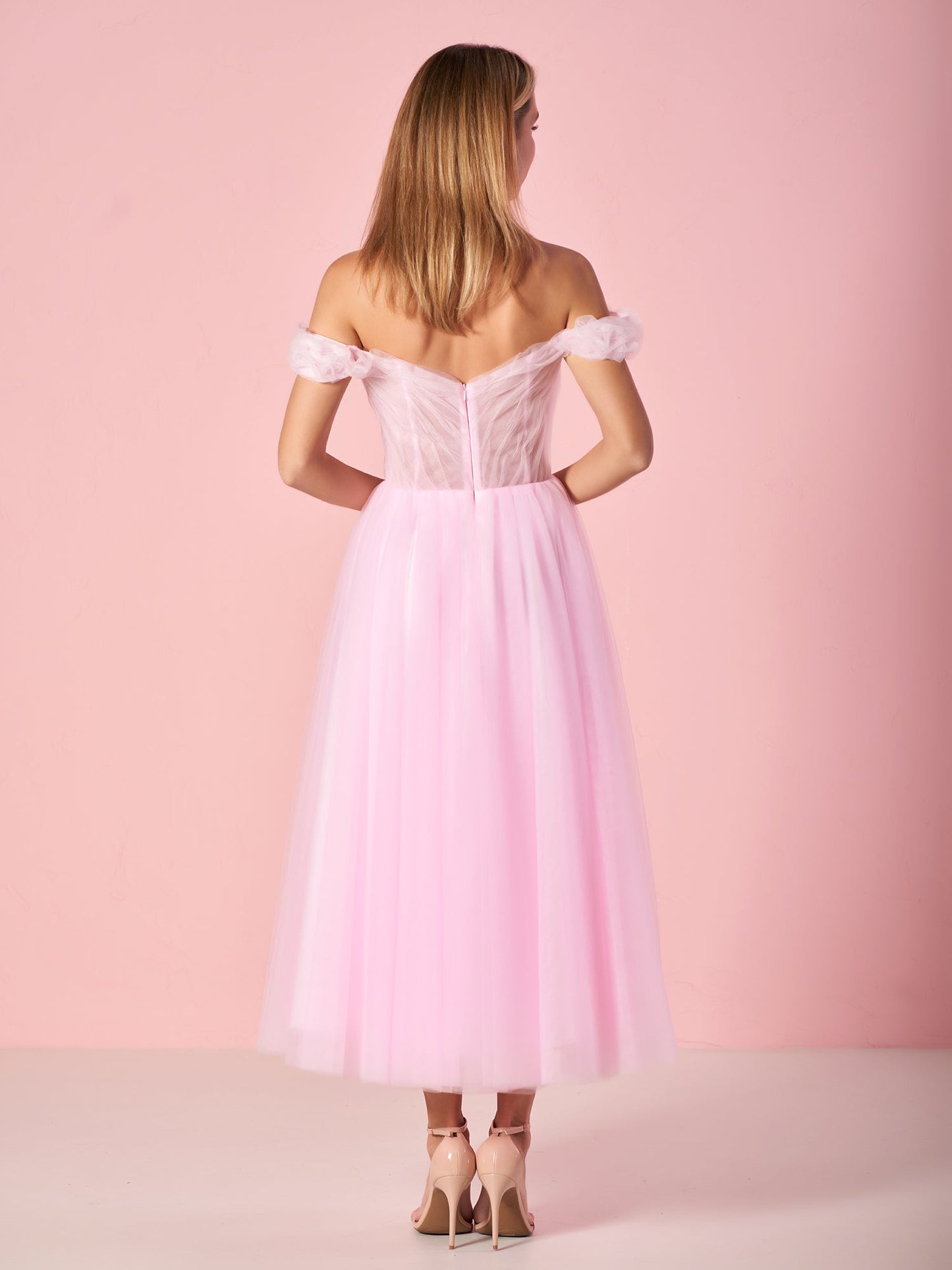 Vestido de fiesta de tul con escote corazón y hombros descubiertos, largo hasta la rodilla